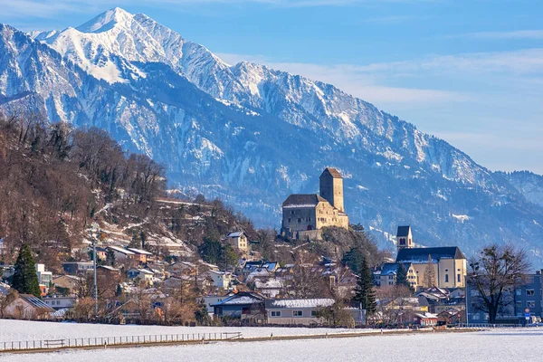 Sargans cidade e castelo histórico nas montanhas dos Alpes, Switzerlan — Fotografia de Stock