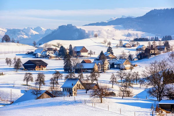 Uma aldeia coberta de neve em Alpes Suíços, Suíça, no inverno tim — Fotografia de Stock