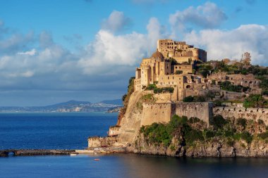 Gün batımında Aragonese kalesi, Ischia adası, İtalya