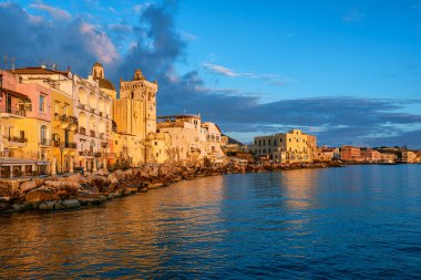 Gün batımında Ischia şehir rıhtımı, İtalya