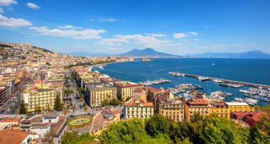 Vezüv Yanardağı ile Napoli şehrinin panoramik manzarası, İtalya