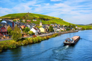 Wormeldange, Lüksemburg'da Moselle nehri üzerindeki üzüm bağları
