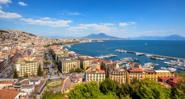 Vezüv Yanardağı ile Napoli şehrinin panoramik manzarası, İtalya
