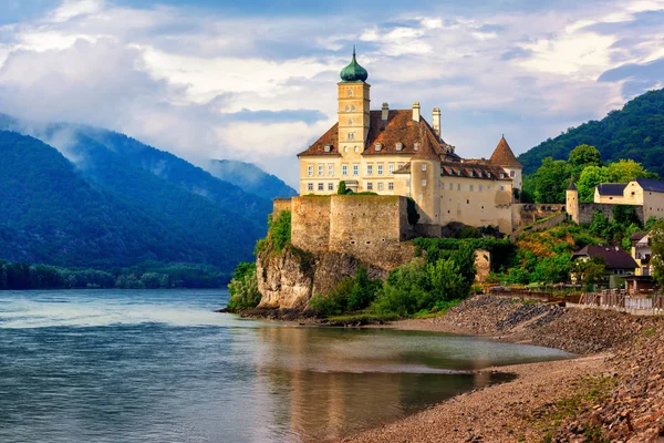 Замок Обюэль на реке Дунай, область Фау, Австрия — стоковое фото