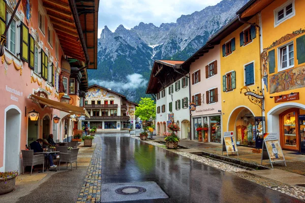 Kleurrijke huizen in Mittenwald oude stad, Alpen gebergte, Duitsland — Stockfoto