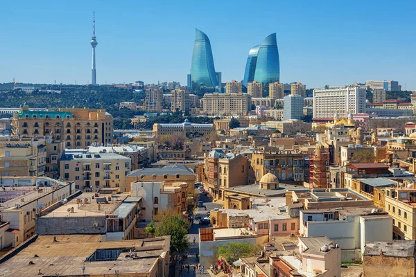 Bakú ciudad, el casco antiguo y el horizonte moderno, Azerbaiyán — Foto de Stock