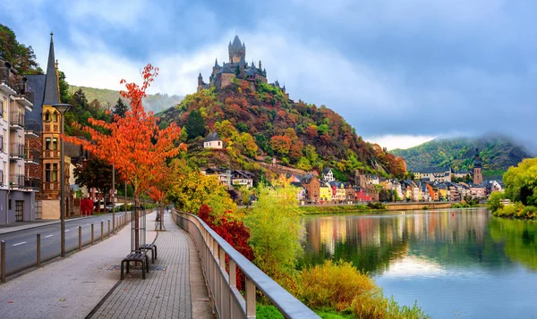 Sonbahar renklerinde Cochem kasabası, Moselle vadisi, Almanya
