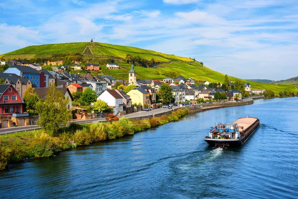 Wormeldange, Lüksemburg'da Moselle nehri üzerindeki üzüm bağları
