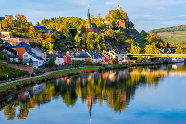 Saar nehri üzerindeki Saarburg kasabası, Saarland, Almanya — Stok fotoğraf