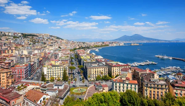 Napoli şehrinin ve Vezüv Yanardağı'nın panoramik manzarası, İtalya