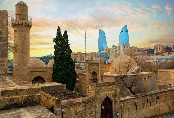 Arsitektur kuno dan modern di kota Baku, Azerbaijan Stok Lukisan  