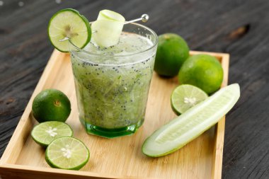 Es Timun Serut veya Le Boh Timon. Limonlu salatalık ve fesleğen tohumundan yapılan Endonezya İçeceği 