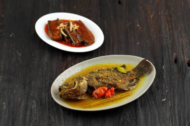 Sarı Körili Ikan Pesmol Tilapia Balığı ve Terong Balado Baharatlı Patlıcan, Günlük Endonezya Yemeği 