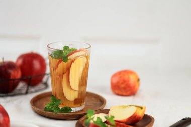 Beyaz Tahta Masa üzerine bir bardak Elma Çayı Şarabı, Metin için Boşluğu Kopyala. 