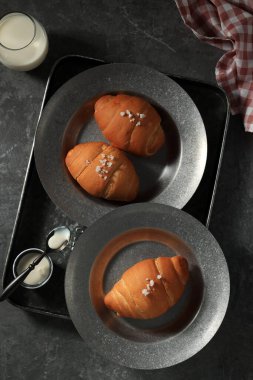 Üst Manzara Shio Pan veya Japon Deniz Tuzlu Ekmek Ekmeği Siyah Masada Yuvarlanıyor 