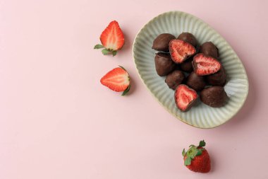 Çikolatayla kaplanmış kurutulmuş çilek, Metin için Kopya Alanı ile Üst Görünüm 
