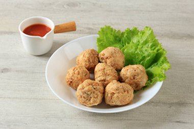 Bakso Ikan Goreng ya da Kızarmış Balık Topu. Balık, tavuk, et ya da unlu karides.