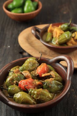 Tumis Cabe Gendot ya da Karıştırılmış Kızarmış Capsicum ergenleri Curry Suce 'da Endonezya Gıda Kasesi' nde. 