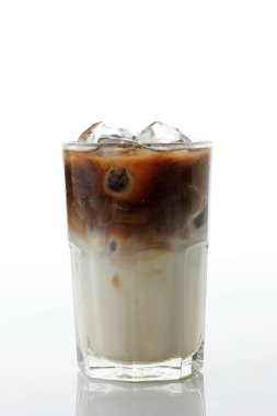 Uzun Camda Katmanlı Kahve Latte, Metin için Kopya Alanı ile Beyaz Arkaplanda İzole Edilmiş 