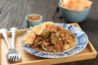 Lotek, çeşitli haşlanmış sebzelerden yapılmış Sundan salata. Baharatlı fıstık soslu.