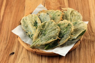 Tempura unlu ev yapımı ıspanaklı kraker. Ispanak Çıtır Japon Sebze Tempurası