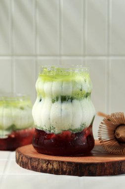 Çilekli Yeşil Çay Matcha Latte, Katmanlı Yaz İçeceği, Çilekli Püre, Süt ve Matcha