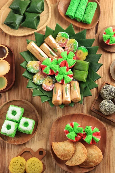 Üst Görünüm Renkli Jajan Pasar, Geleneksel Endonezya Aperatifi Tahta Masa 