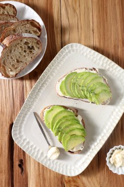 Avokado Dilimi, Avo Tostu ve Krem Peynir Spread ile Tahta Masa Üzerinde Üst Görünüm Ekmek Ekmeği 