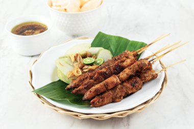 Tavuk Satay veya Sate Ayam Endonezya 'nın Baharatlı, Skewered ve Izgara Tavuk etidir, Fıstık Sosu ve Silindir Pirinç Keki veya Lontong ile servis edilir.