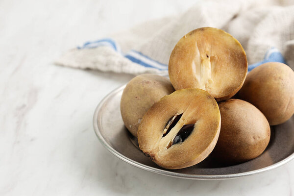 Buah Sawo или Sapodilla Fruit (Manilkara zapota). Тропические фрукты, известные как Сапота, Чику, Чико, Насеберри или Нисперо. 