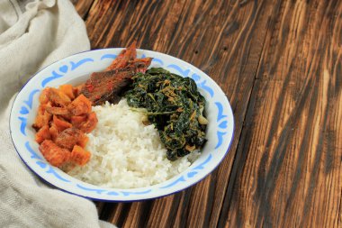 Nasi Warteg Menüsü, Kentang Balado, Tongkol Pedas ve Stir Fry Papaya Leaf ile buğulanmış Beyaz Pirinç