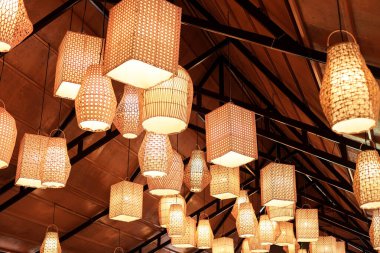 Çeşitli Şekil ve Boyut Örülmüş Rattan Dekorasyon Lambaları Tahta Tavan Tavanında Ilık Işıklar 