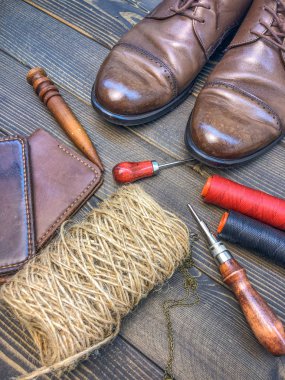 deri eşyalar. Giyim ve aksesuar üretimi için atölye.