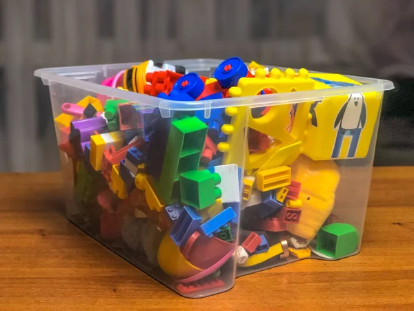 Велика Коробка Іграшками Ігровій Кімнаті Граючи — стокове фото