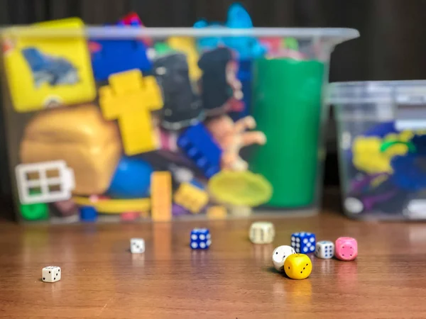 Oyuncaklarla Oynarken Oyun Odasında Büyük Bir Kutu — Stok fotoğraf