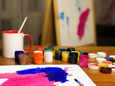 sanatçının Danışma çalışmaları sırasında. yaratıcı karışıklık.