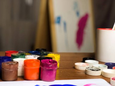 sanatçının Danışma çalışmaları sırasında. yaratıcı karışıklık.