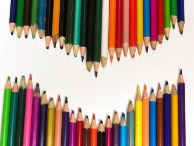 kalem paleti çizerken masada dışarı atılır.