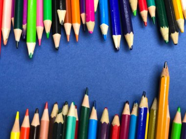 kalem paleti çizerken masada dışarı atılır.