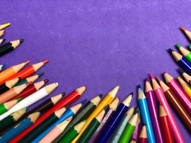 kalem paleti çizerken masada dışarı atılır.