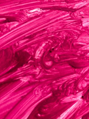 vuruş çizerken tuval üzerinde pembe boya.