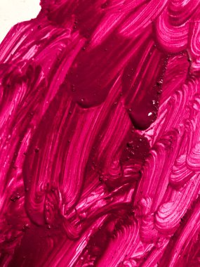 vuruş çizerken tuval üzerinde pembe boya.