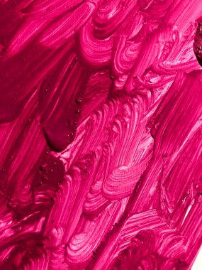 vuruş çizerken tuval üzerinde pembe boya.