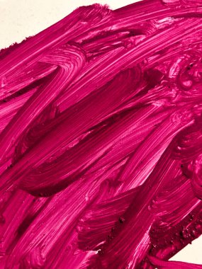 vuruş çizerken tuval üzerinde pembe boya.