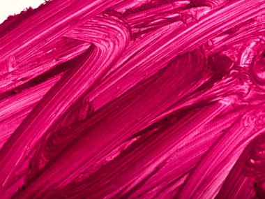 vuruş çizerken tuval üzerinde pembe boya.