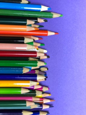 kalem paleti çizerken masada dışarı atılır.