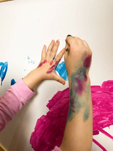 Van Het Kind Hand Terwijl Hij Schildert Creatieve Puinhoop — Stockfoto