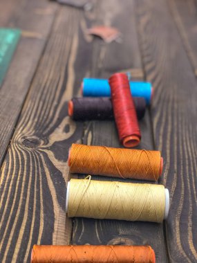 Ana deri işlerini üretir. Deri ile çalışma.