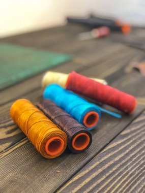 Ana deri işlerini üretir. Deri ile çalışma