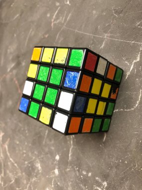 Mermer bir zemin üzerine büyük bir Rubik küpü 3 x 3. Karmaşık sorunları çözme.